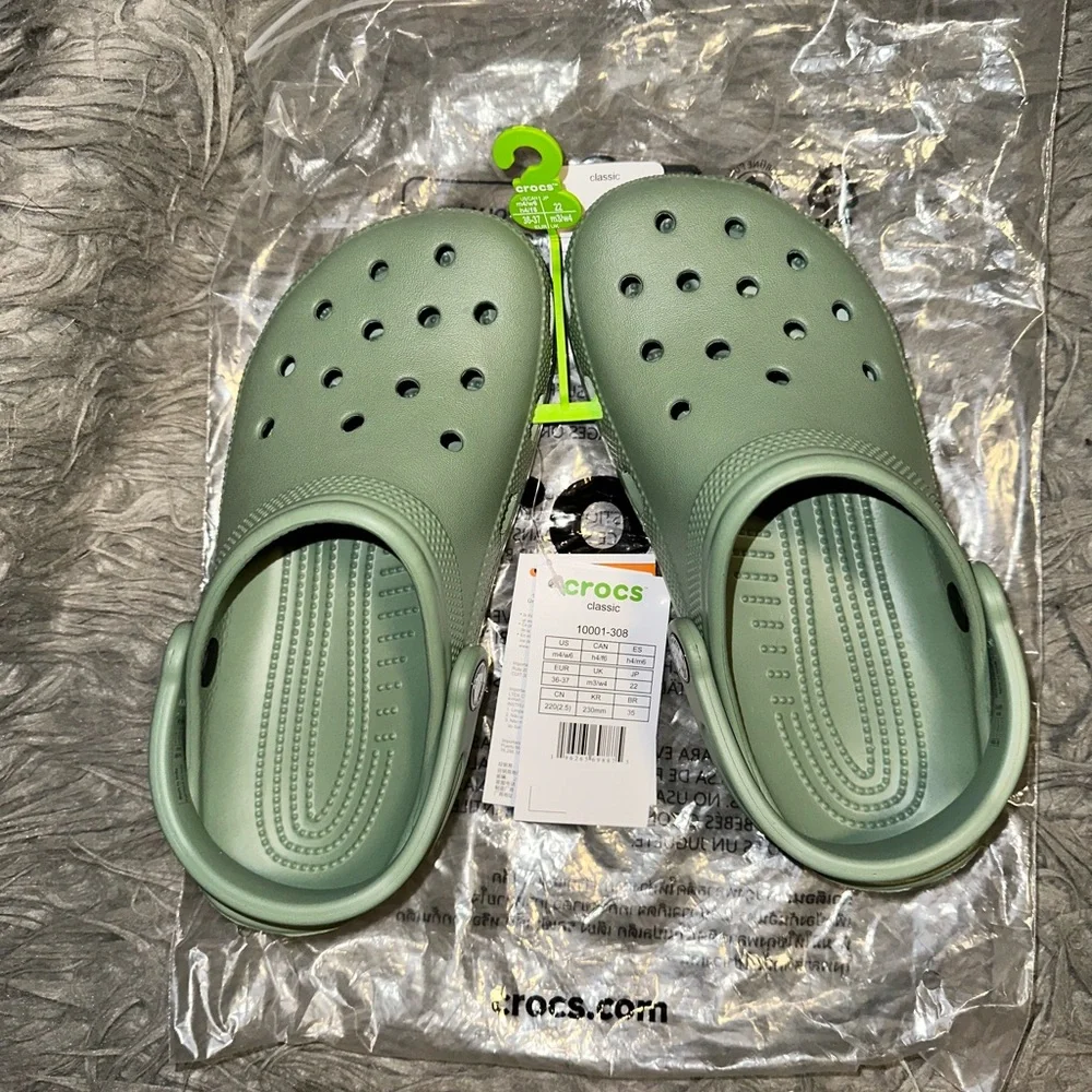 CROCS Unisex - Green Size 6 women’s- 4 Men’s - Picture 1 of 4